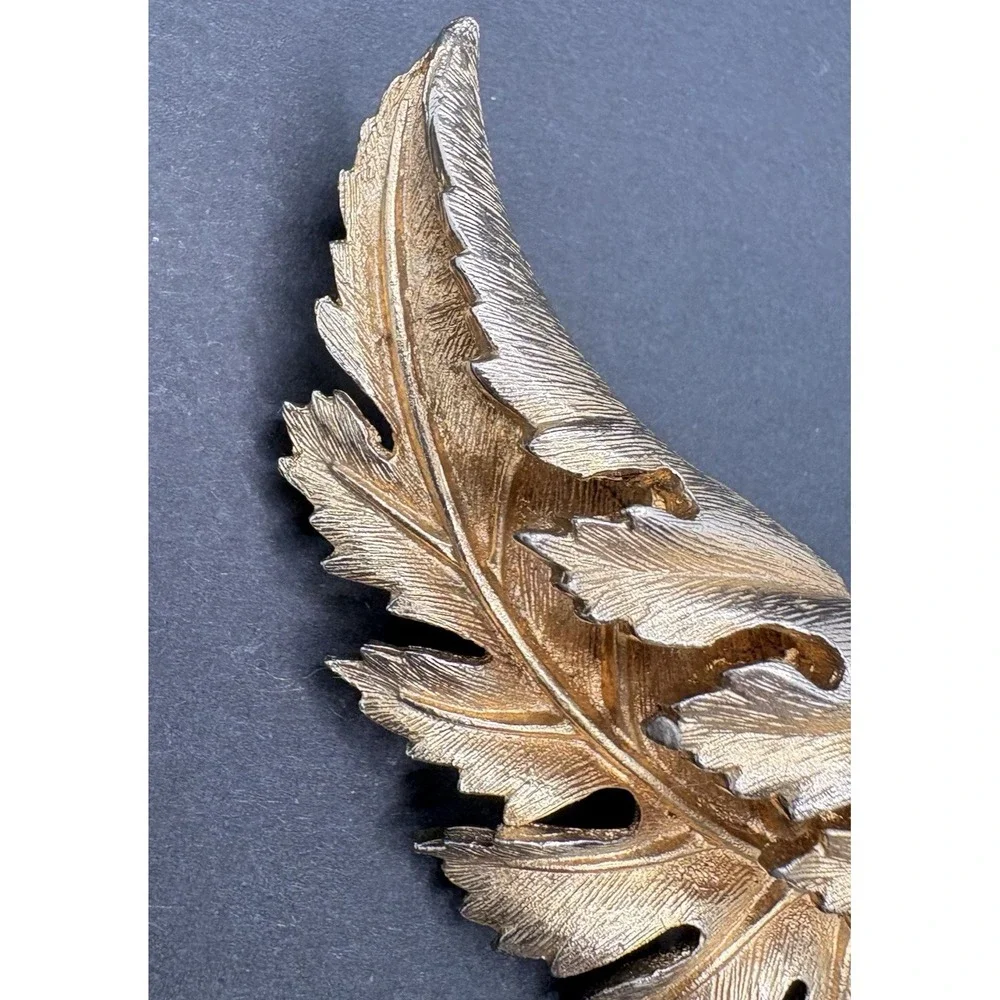 Vintage Coro Pegasus Curled Leaf Textured Gold Tone Brooch 3